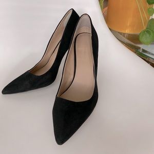 Sake Fifth Avenue black suede pointed toe pump size 9